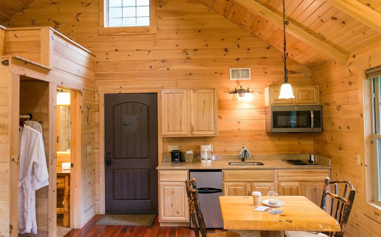 Whispering Pines Treehouse By Amish Country Lodging Миллерсберг Экстерьер фото