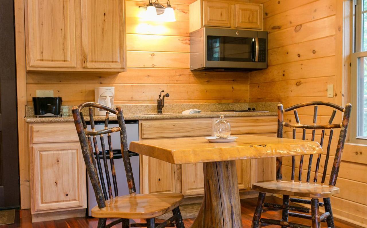 Whispering Pines Treehouse By Amish Country Lodging Миллерсберг Экстерьер фото