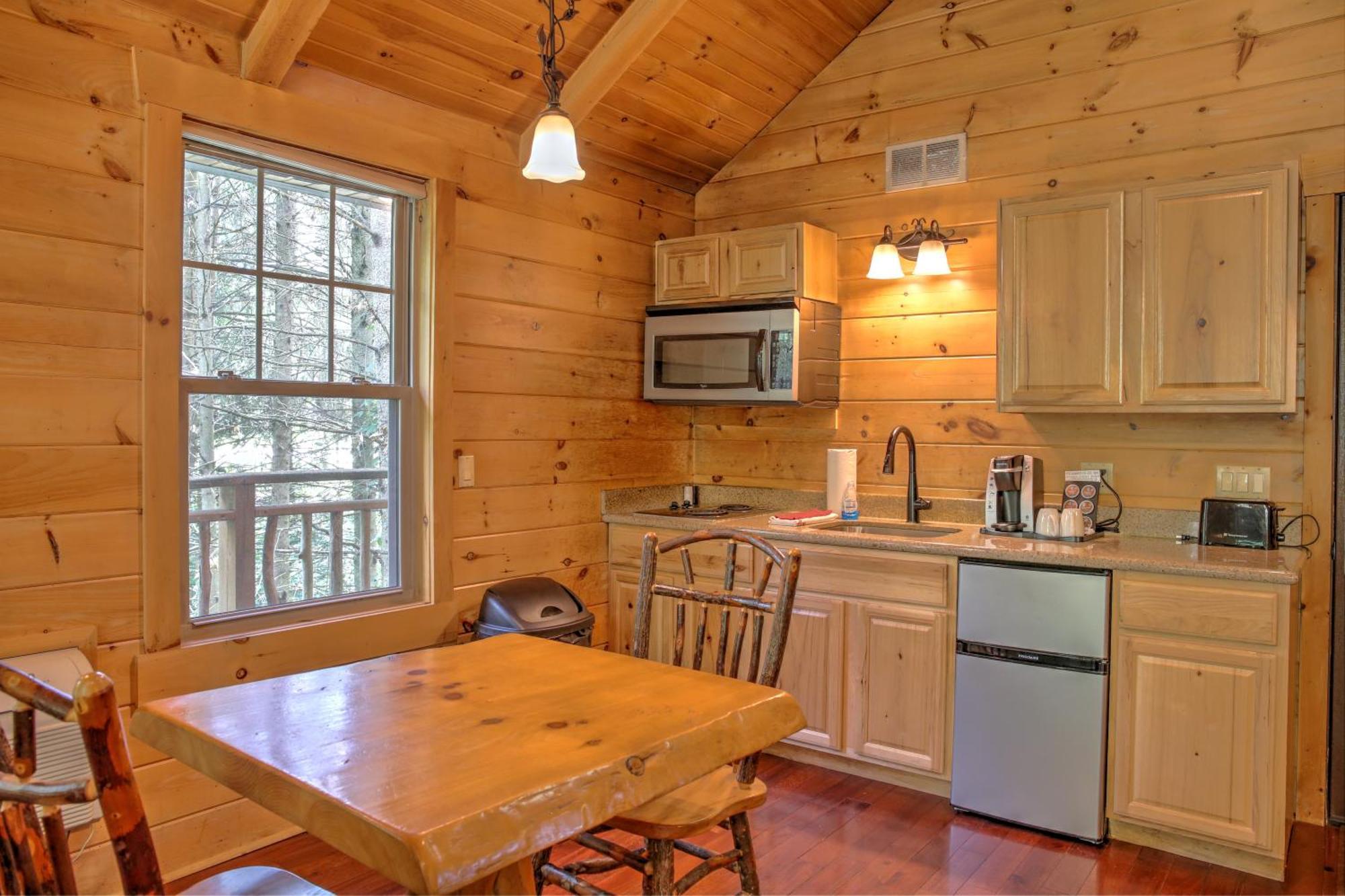 Whispering Pines Treehouse By Amish Country Lodging Миллерсберг Экстерьер фото